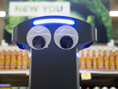 Robot bernama Marty berdiri di pasar swalayan Giant Food Stores di Harrisburg, Pennsylvania, AS, Selasa (15/1). Giant Food Stores mempekerjakan robot lucu bermata besar tersebut sebagai karyawan. (AP Photo/Matt Rourke)