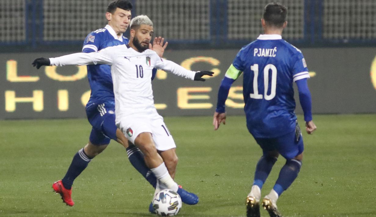 Penyerang Italia, Lorenzo Insigne, berebut bola dengan gelandang Bosnia, Miralem Pjanic, pada laga UEFA Nations League 2020/2021 di Grbavica Stadium, Kamis (19/11/2020) dini hari WIB. Italia menang 2-0 atas Bosnia. (AP Photo/Kemal Softic)