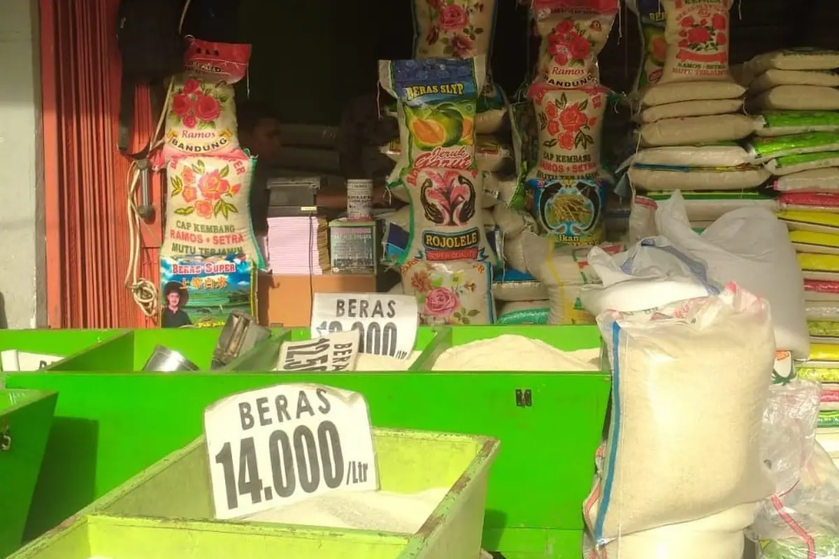Salah satu kios beras yang berada di Jalan Raya Sawangan, Depok