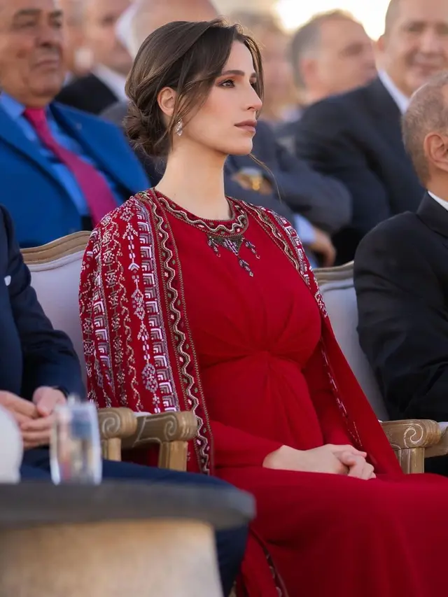 Tampilan Putri Rajwa dari Yordania yang Mulai Berani Pamer Baby Bump, Gaunnya Dibuat 120 Jam oleh Pengrajin Wanita