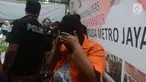 Seorang tersangka menutupi wajahnya saat dihadirkan polisi dalam rilis kasus praktik prositusi di Apartemen Kalibata City, Jakarta, Kamis (29/3). Polisi mengamankan empat tersangka, SL, IP, MP dan YP bersama barang bukti. (Merdeka.com/Imam Buhori)