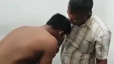 Seorang pemerkosa ditangkap petugas setelah buron beberapa hari. Saat dipertemukan dengan keluarga korban.