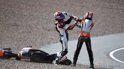 Kedua pembalap muda itu berkelahi usai mengalami kecelakaan pada putaran kesembilan di Sirkuit Sachsenring, Jerman, Minggu (13/7/14). (REUTERS/Thomas Peter)