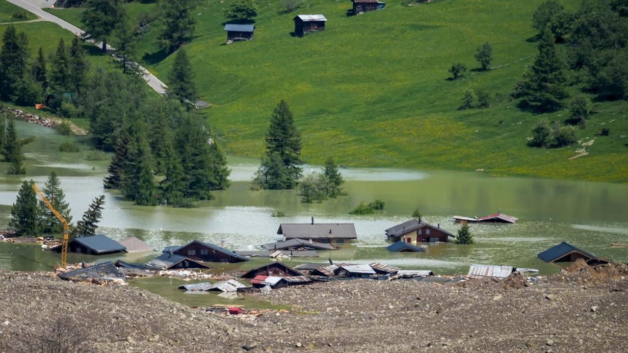 Kondisi desa terindah di Swiss terkubur reruntuhan gletser Pegunungan Alpen