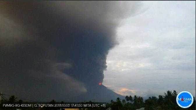 Sejak pagi hingga malam Gunung Soputan meletus keluarkan abu vulkanik setinggi 4.000-6.000 meter keluarkan.