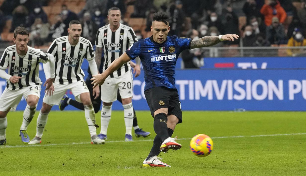 Namun sayang Keunggulan Juventus tak bertahan lama. 10 menit berselang, Lautaro Martinez membawa Inter Milan menyamakan kedudukan lewat eksekusi penalti. (AP/Luca Bruno)