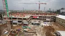 Alat berat digunakan untuk menyelesaikan pembangunan kembali Blok III Pasar Senen, Jakarta, Senin (22/8). Pasar itu nantinya akan digunakan bagi para pedagang yang menjadi korban kebakaran hebat pada 25 April 2014 lalu. (Liputan6.com/Immanuel Antonius)