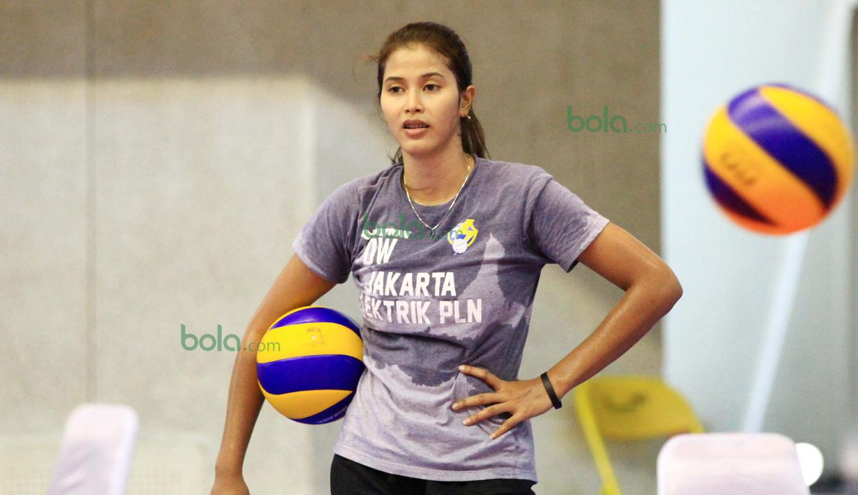 Dian Wijayanti telah meraih juara Proliga 2015 bersama Jakarta Elektrik PLN. (Bola.com/Nicklas Hanoatubun)