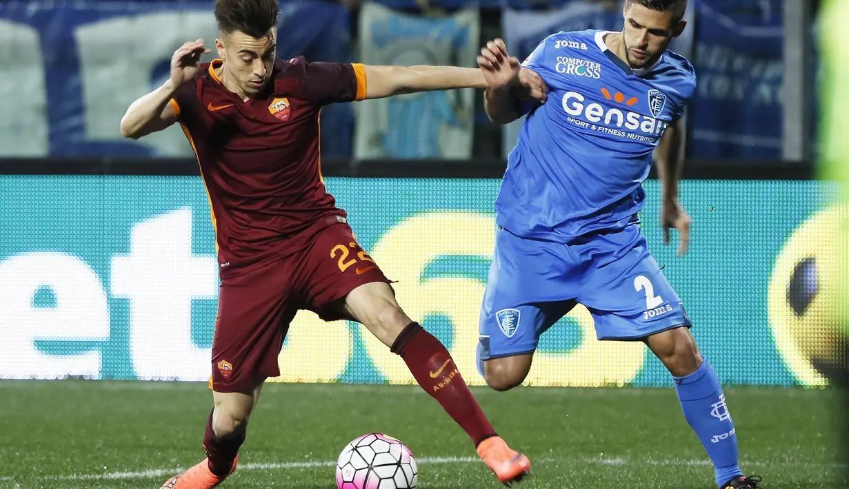 Pemain AS Roma, Stephan El Shaarawy, berusaha melewati pemain Empoli, Vincent Laurini, pada pertandingan lanjutan Serie A Italia di Stadion Carlo Castellani, Empoli, Minggu (28/2/2016) dini hari WIB. (EPA/Fabio Muzzi)