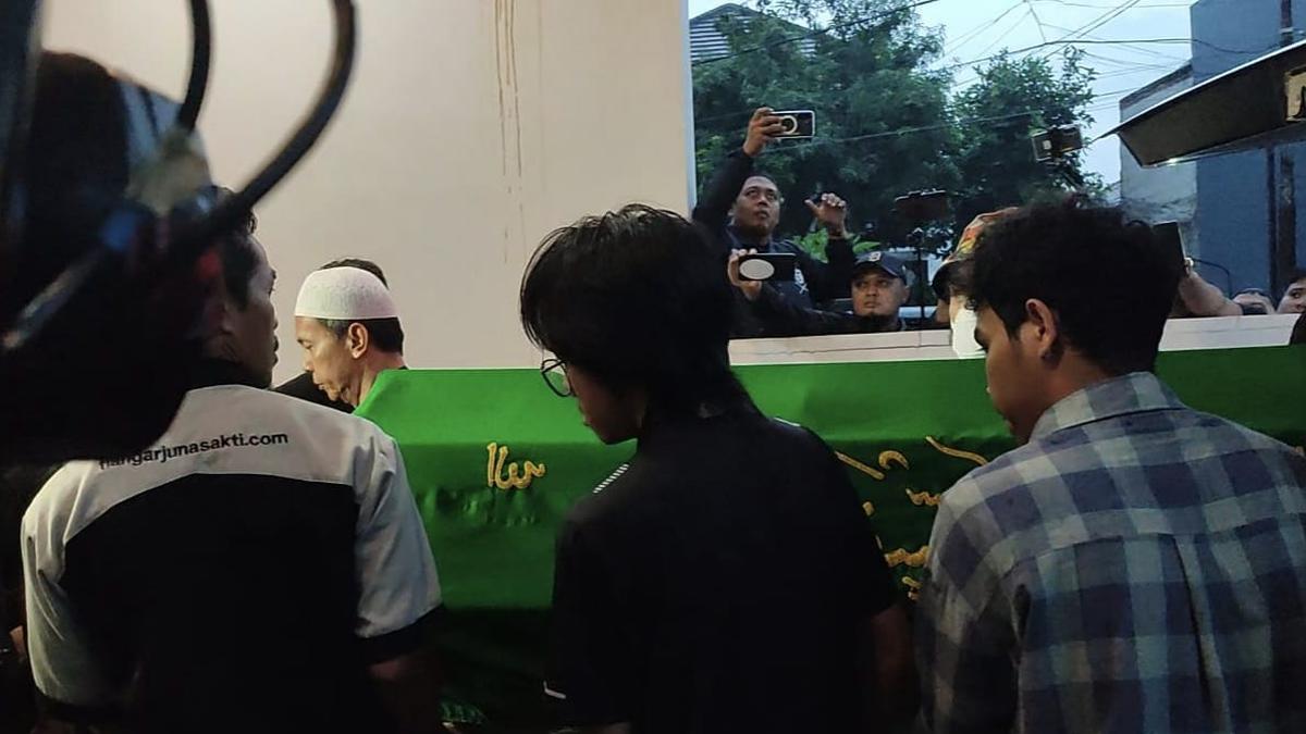 Isak Tangis Iringi Kedatangan Jenazah Epy Kusnandar di Rumah Duka
