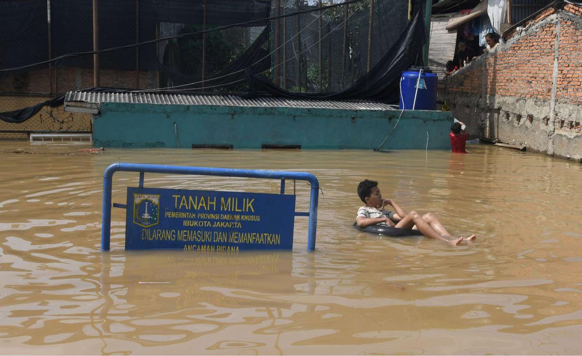 Banjir akibat luapan Sungai Ciliwung di Jakarta