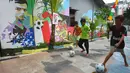 Anak-anak bermain bola di sebuah gang di Kinayungan, Tangsel, Kamis (28/6). Warga di perumahan tersebut menghias lingkungannya menjadi "Kampung Piala Dunia" guna menyemarakan perhelatan sepak bola Piala Dunia 2018 di Rusia. (Merdeka.com/ Arie Basuki)