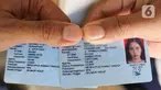 KTP elektronik salah satu warga yang sudah dirubah nama jalannya di Cipayung, Jakarta Timur, Rabu (29/6/2022). Pemprov DKI Jakarta menggelar pelayanan jemput bola di enam wilayah terkait perubahan data administrasi kependudukan imbas pergantian 22 nama jalan menggunakan nama tokoh Betawi. (Liputan6.com/Herman Zakharia)