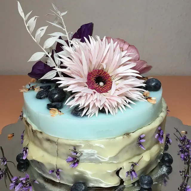 Inspirasi bunga asli untuk dekorasi kue. (Sumber: Instagram/steinkampf_flower_cakes)