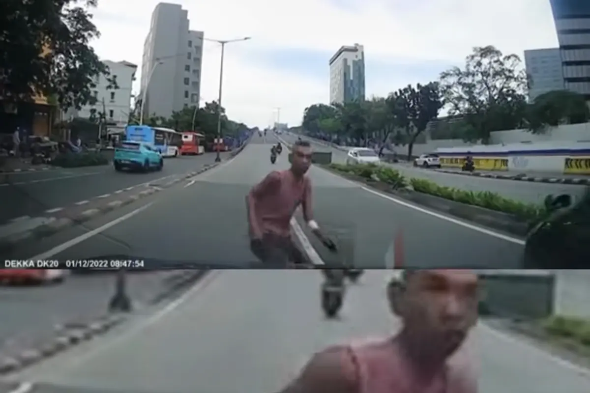 Sebuah video viral di media sosial yang memperlihatkan adanya seseorang yang menabrakkan diri ke mobil (Istimewa)