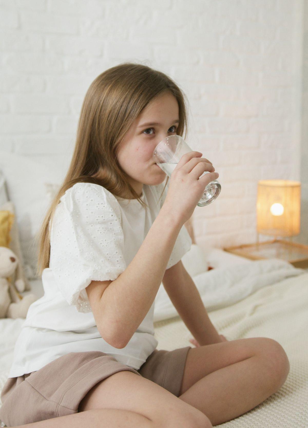Tips yang Bisa Diterapkan Agar Anak Lebih Suka Minum Air Putih