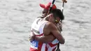 Pasangan Indonesia, Anwar Tara dan Yuda Firmansyah, selebrasi usai menjadi yang tercepat pada SEA Games 2019 cabang kano nomor 1000 meter putra di Subic, Filipina, Jumat (6/12). Pasangan Indonesia berhasil meraih medali emas. (Bola.com/M iqbal Ichsan)