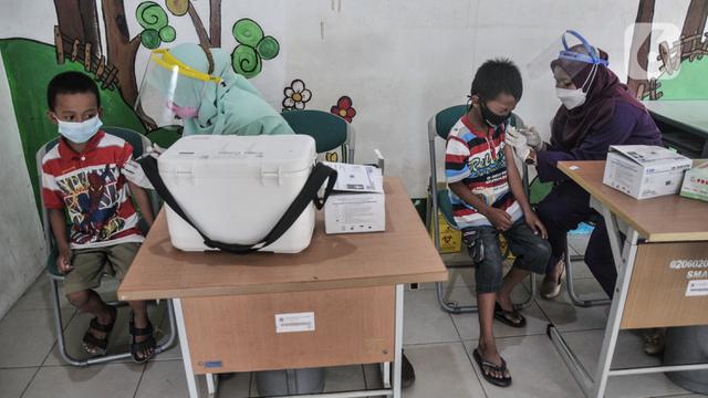 Antusias Anak Sekolah Ikut Imunisasi DT
