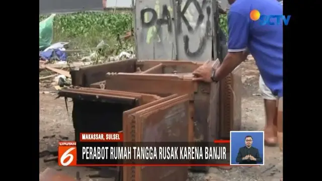 Warga Kampung Beru Antang, Sulawesi Selatan, mulai membersihkan sisa banjir di rumah.