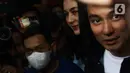 Pasangan selebriti Baim Wong dan Paula Verhoeven usai menjalani pemeriksaan  di Polres Metro Jakarta Selatan, Jumat (7/10/2022). Baim Wong dan Paula Verhoeven diperiksa sebagai saksi terlapor dengan masing-masing 25 dan 19 pertanyaan terkait konten video prank KDRT. (Liputan6.com/Herman Zakharia)