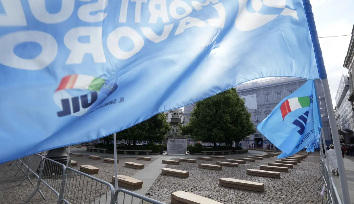 Aksi tersebut sebagai sebuah protes yang diselenggarakan oleh serikat pekerja terbesar kedua di Italia untuk meningkatkan kesadaran atas kematian di tempat kerja. (AP Photo/Luca Bruno)