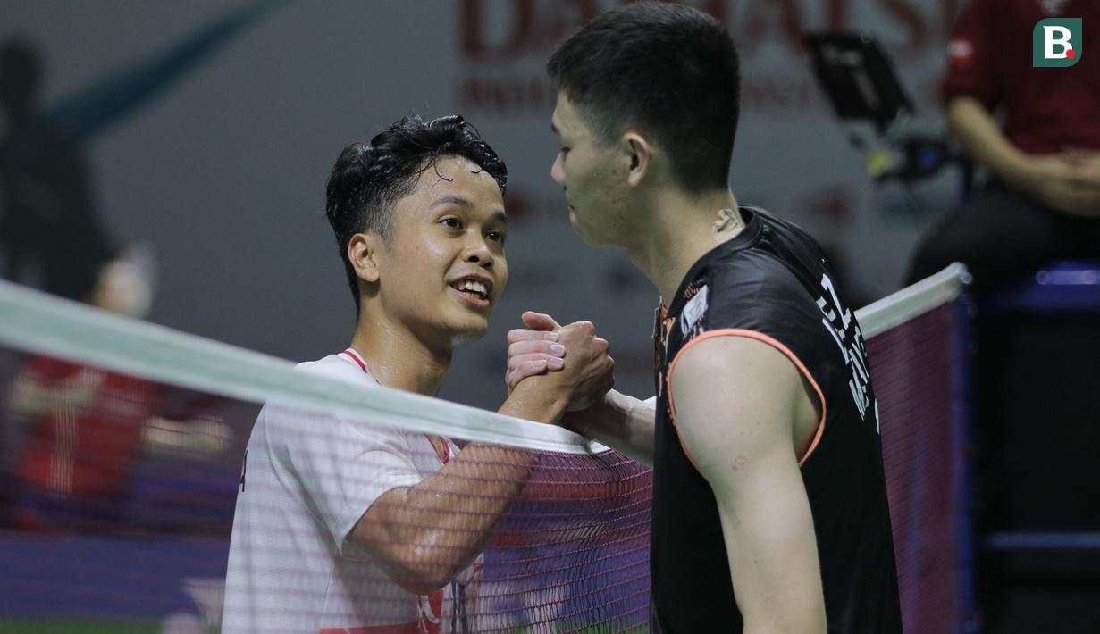 Tunggal putra unggulan ke-4, Anthony Sinisuka Ginting lolos ke semifinal usai menang atas wakil Malaysia, Lee Zii Jia dengan rubber game 18-21, 21-16 dan 21-15 di perempatfinal dalam laga yang berlangsung selama 69 menit. (Bola.com/Ikhwan Yanuar)