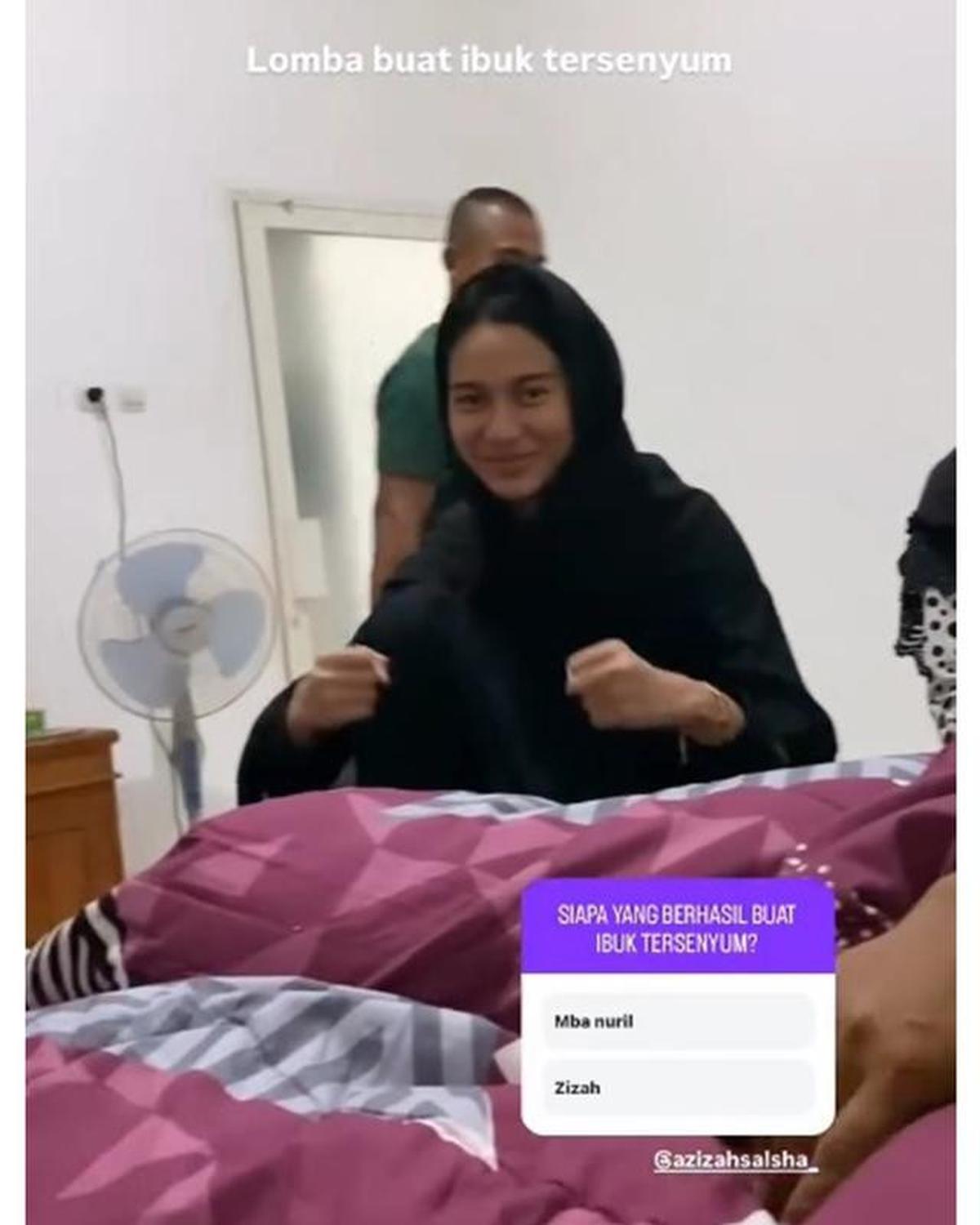 6 Potret Azizah Salsha Berbusana Serba Hitam saat Ziarah, Bertemu Pratama Arhan