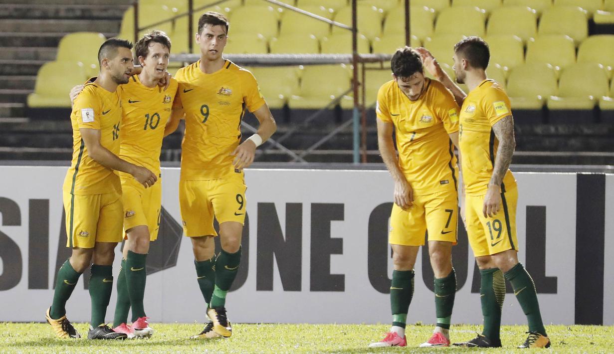 Para pemain Australia merayakan gol yang dicetak oleh Robbie Kruse ke gawang Suriah pada laga Kualifikasi Piala Dunia 2018 di Stadion Hang Jebat, Kamis (5/10/2017). Suriah bermain imbang 1-1 dengan Australia. (AP/Vincent Thian)