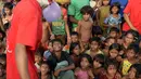 Kelompok teater Drama Therapy mengenakan kostum badut menghibur anak-anak pengungsian Rohingya di kamp pengungsi Kutupalong, Bangladesh (28/10). (AFP Photo/Tauseef Mustafa)