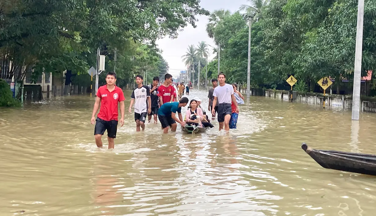 Pejabat Kementerian Kesejahteraan Sosial Lay Shwe Zin Oo mengatakan, orang-orang berlindung di 32 kamp bantuan, sekolah, dan biara Buddha di Bago. (AP Photo/Thein Zaw)