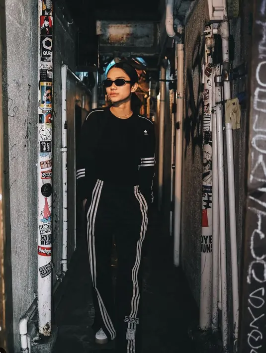 Ia juga tampak menghadirkan gaya sporty dengan stelan yang otentik.  [Foto: Instagram/ Azizah Salsha]