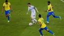 Penyerang Argentina, Lionel Messi membawa bola dari kawalan tiga pemain Brasil pada pertandingan final Copa America di stadion Maracana di Rio de Janeiro, Brasil, Minggu (11/7/2021). Argentina menang tipis atas Brasil 1-0 berkat gol tunggal Angel Di Maria. (AP Photo/Silvia Izquierdo)