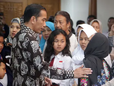Presiden Joko Widodo berbincang dengan keluarga korban Lion Air JT 610 di Crisis Center Gedung VIP Bandara Soekarno-Hatta, Tangerang, Senin (29/10). Jokowi berharap para keluarga untuk bersabar menunggu hasil. (Liputan6.com/Fery Pradolo)