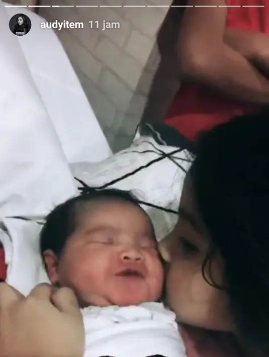 "Bahagia karena memiliki keluarga kecil yang lengkap dengan dua anak," ujar Audy seperti dilansir dari Liputan6.com. (Instagram/audyitem)