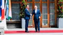 Presiden Joko Widodo atau Jokowi (kiri) disambut oleh Kanselir Jerman Olaf Scholz saat tiba di lokasi KTT G7, Schloss Elmau, Jerman, Senin (27/6/2022). KTT G7 ke-48 ini merupakan pertemuan tahunan negara G7 yang beranggotakan Amerika Serikat, Inggris, Italia, Jepang, Jerman, Kanada, dan Prancis. (Foto: Biro Pers Sekretariat Presiden)