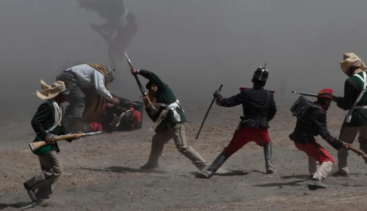 Prajurit Bolivia bertempur selama Perang Pasifik pada 1879 di Canchas Blancas, Bolivia (28/3). Bolivia sedang memperjuangkan hukum di Pengadilan Internasional Den Haag untuk mengambil tanah pesisir Pasifik yang hilang dari Chili. (AP Photo/Juan Karita)