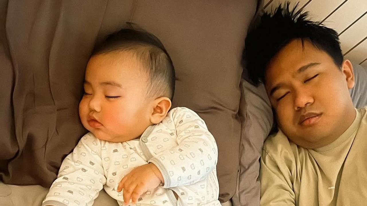 Potret Gemas Joshua Suherman Momong Baby Elio, Ajari Pose Bapak-Bapak Berakhir Ketiduran Bareng