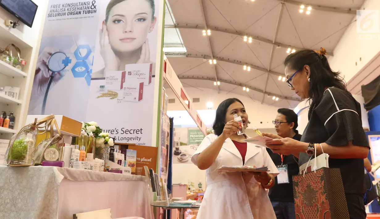 SPG menjelaskan produk kesehatan dan kecantikan dari bahan-bahan alami  saat Trade Expo Indonesia 2018 di ICE BSD, Kamis (25/10). Produk-produk dengan bahan baku alami dan organik sangat diminati pasar internasional saat ini. (Liputan6.com/Angga Yuniar)