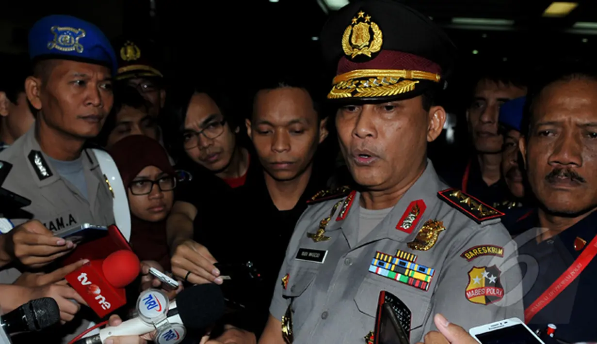 Kabareskrim Komjen Pol Budi Waseso menjawab pertanyaan wartawan usai upacara kenaikan pangkat korps raport yang digelar di Rupatama, Mabes Polri, Jakarta, Kamis (5/2/2015). (Liputan6.com/Johan Tallo)