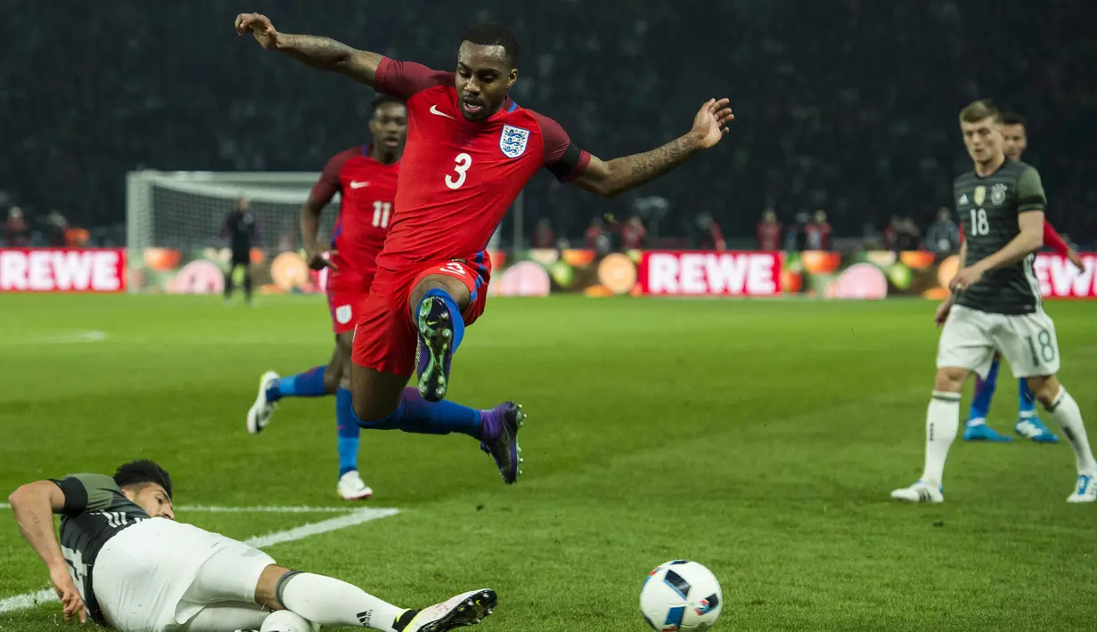 Pemain Tottenham Hotspurs, Danny Rose, menjadi andalan lini belakang Inggris saat melawan Jerman di Olympiastadion, Berlin, Minggu (27/3/2016) dini hari WIB. (AFP/Odd Andersen)