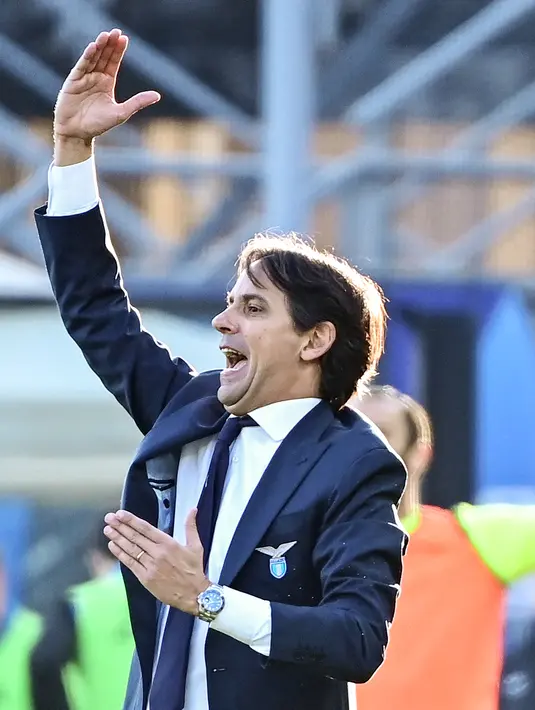 Pelatih Lazio, Simone Inzaghi menginstruksikan pemainnya saat bertanding melawan Atalanta pada pertandingan Liga Serie A Italia di Gewiss stadion di Bergamo pada 31 Januari 2021. Pria kelahiran Piacenza itu kemudian bergabung dengan Inter dan diikat kontrak dua tahun. (AFP/Miguel Medina)