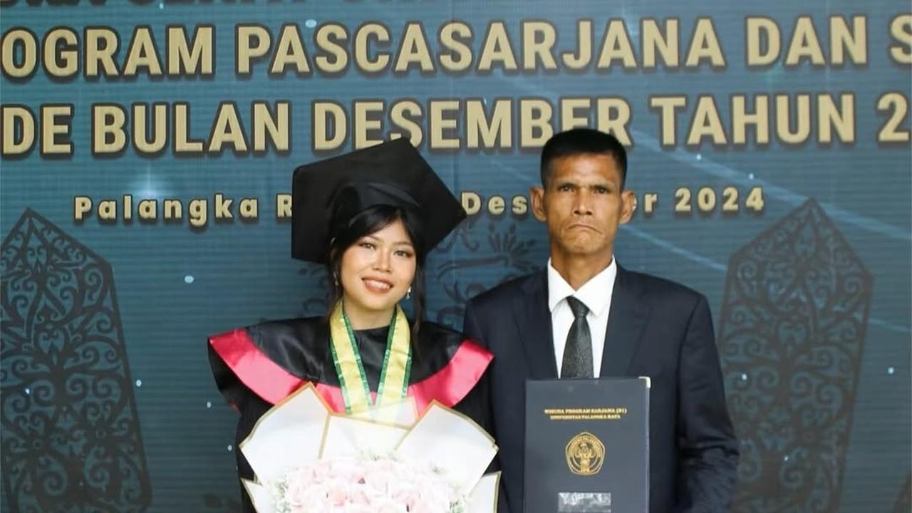 Perjuangan Seorang Ayah Jualan Tas Keliling Demi Sekolahkan Putrinya Jadi Sarjana