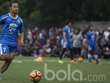 Kapten Persib Bandung, Atep, mengontrol bola saat latihan di Lapangan Lodaya Bandung, Jawa Barat, Rabu (29/3/2017). Latihan Maung Bandung dihadiri ribuan Bobotoh yang penasaran ingin melihat Michael Essien. (Bola.com/Vitalis Yogi Trisna)