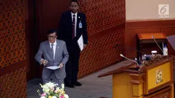 Menteri Hukum dan HAM  Yasonna Laoly mengikuti rapat Paripurna ke 14 di Gedung Nusantara II DPR, Jakarta, Senin (11/12). Rapat membahas beberapa angenda salah satunya Pembacaan pengunduran diri Setya Novanto sebagai ketua DPR. (Liputan6.com/Johan Tallo)