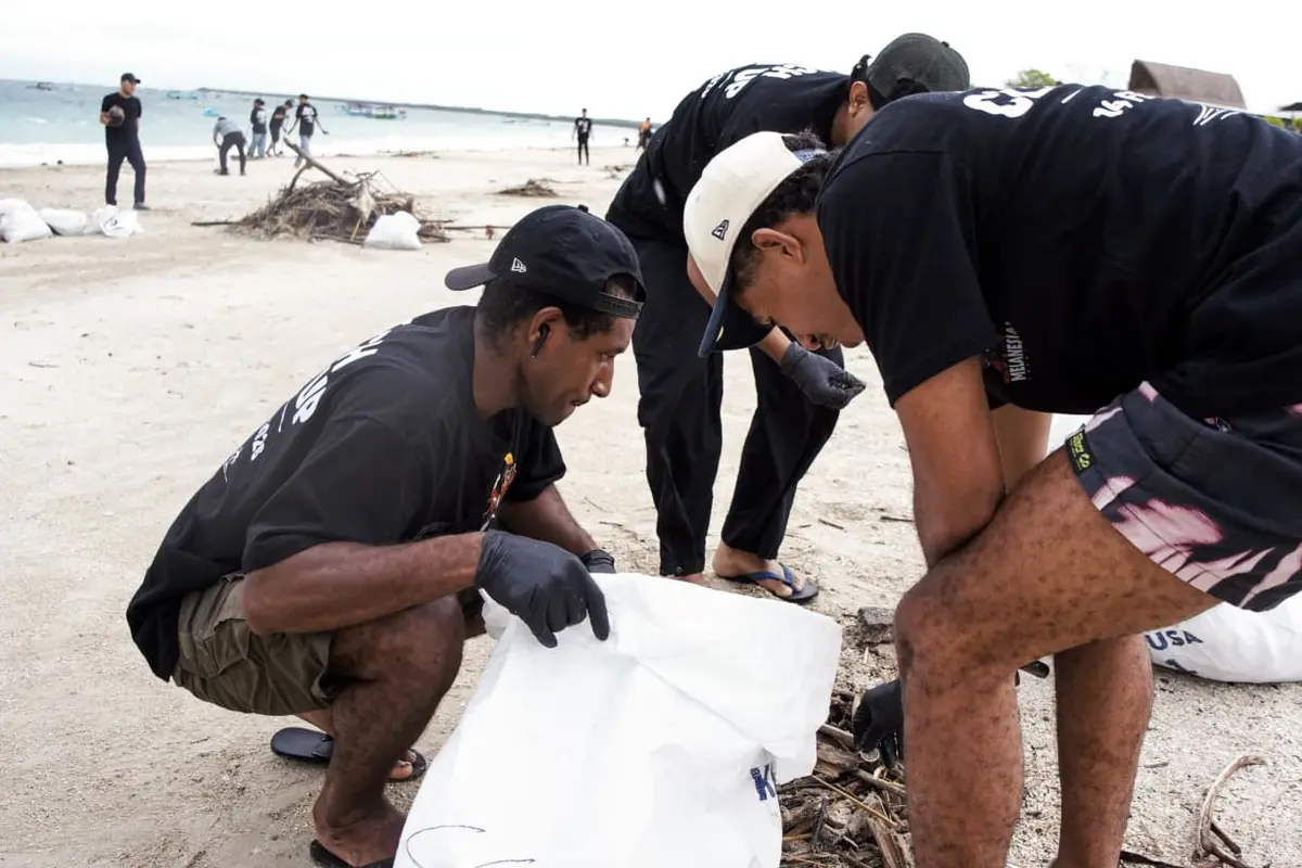 Direktorat Jenderal Politik dan Pemerintahan Umum (Polpum) Kementerian Dalam Negeri (Kemendagri) melalui Direktorat Kewaspadaan Nasional menggandeng Soul of Melanesian menggelar aksi “Bali Beach Clean Up” di Pantai Kelan dan Pantai Kedonganan, Kuta, Bali,
