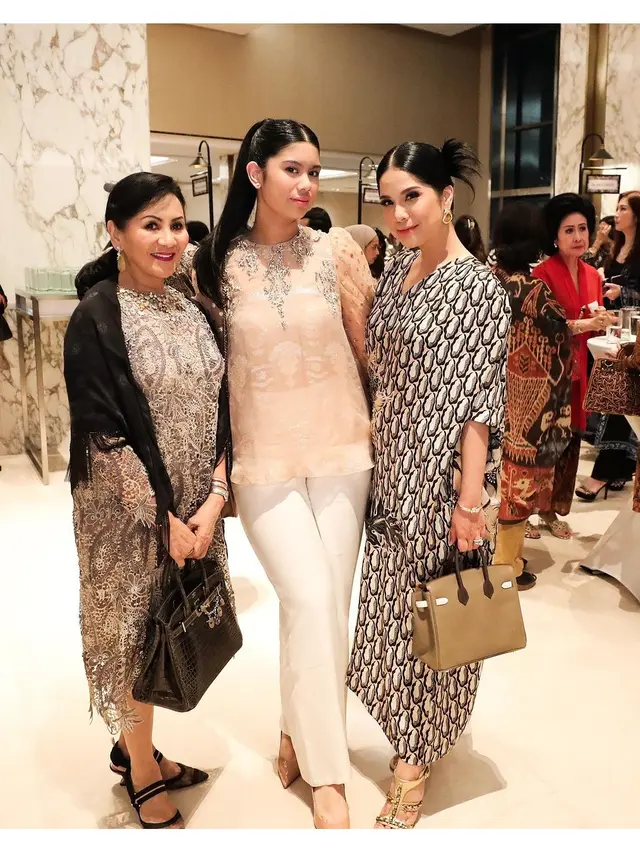 6 Potret Almira Yudhoyono di Acara Fashion Bareng Annisa Pohan, Bikin Pangling