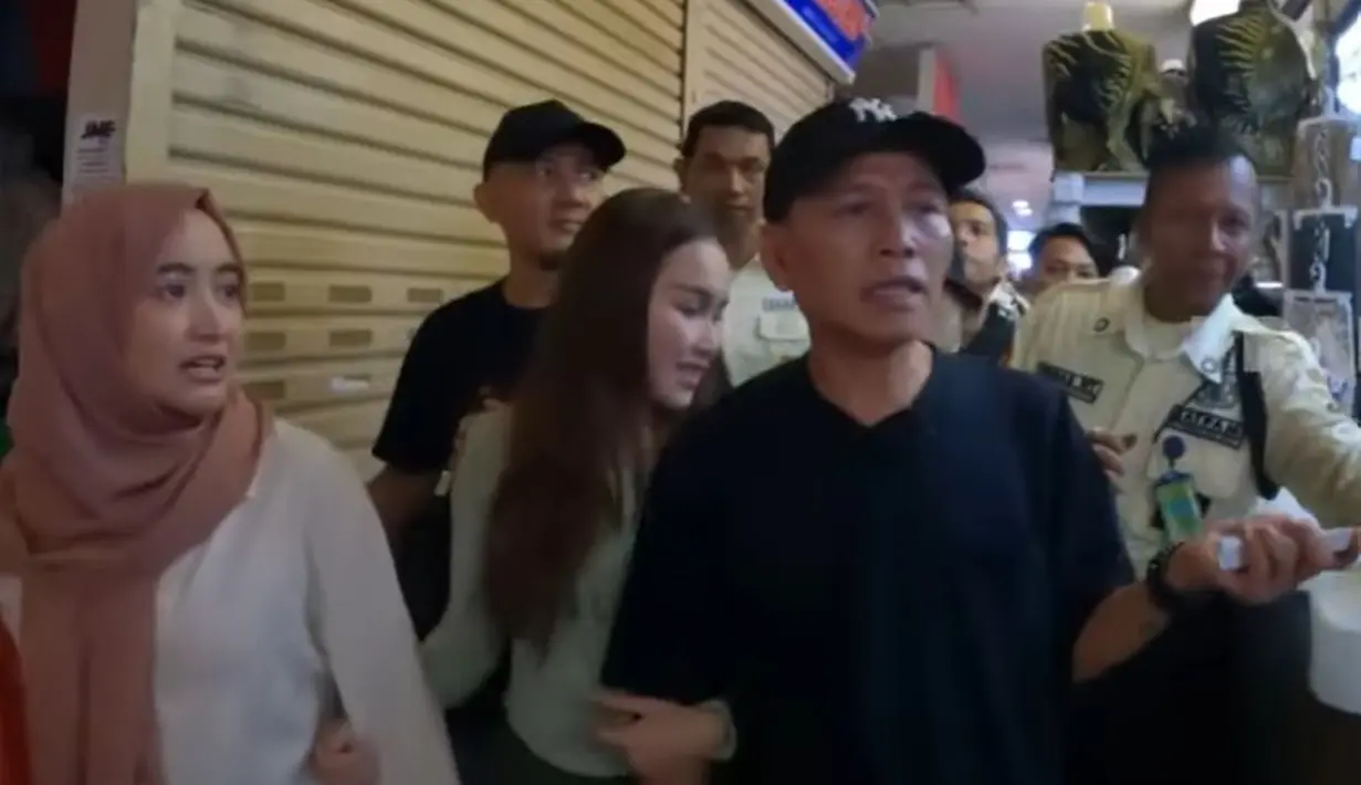 Ayu Ting Ting bersama Ayah Ojak di Pasar Tanah Abang [YouTube/Trans7 Official]