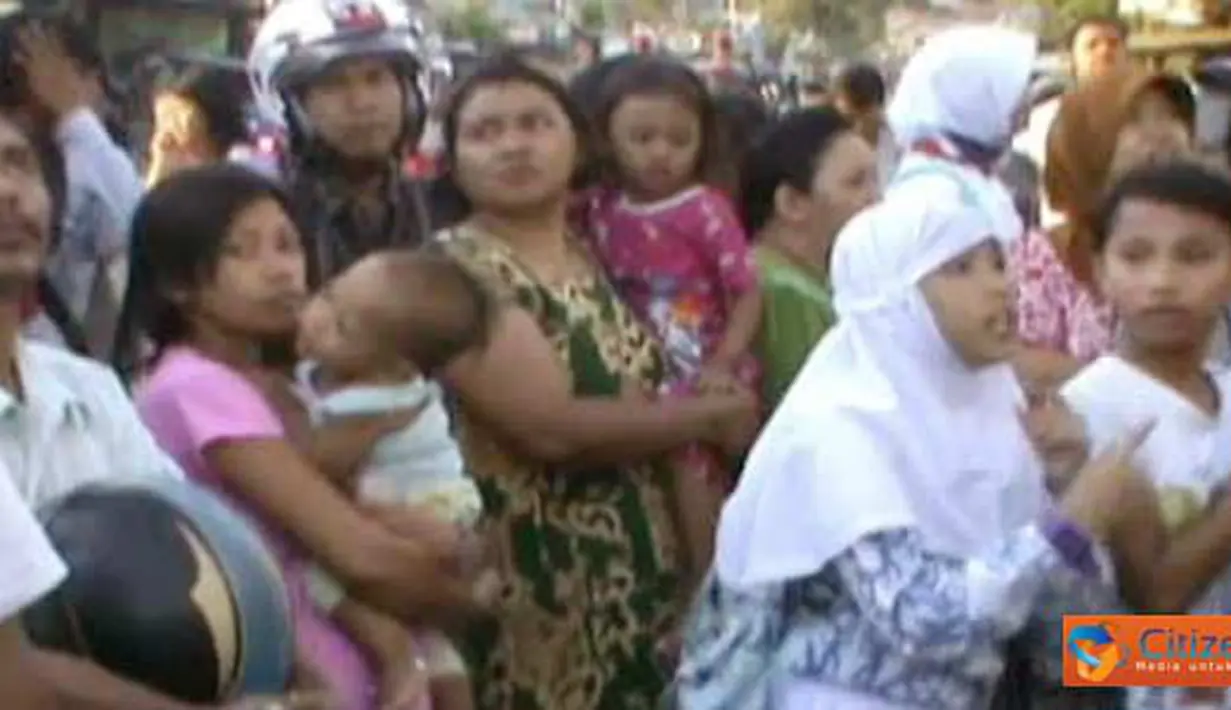 Antusiasme warga menonton kebakaran