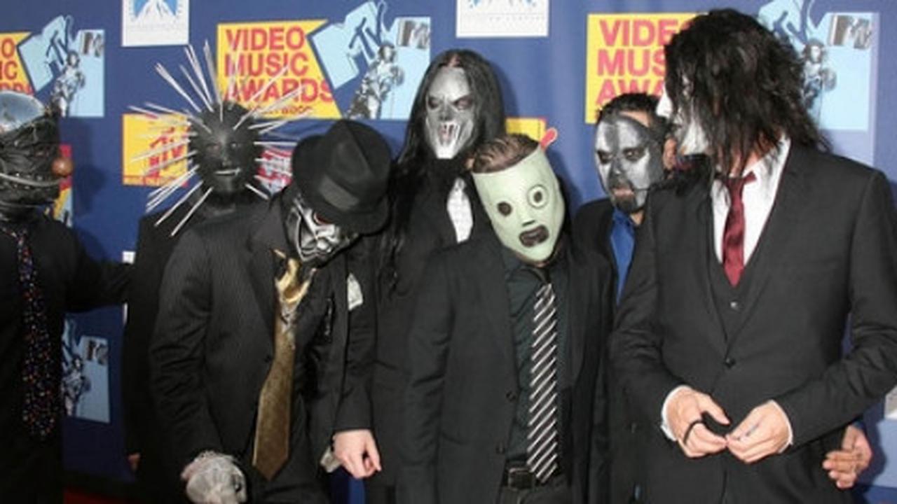Saat konser berlangsung, bassis Slipknot dibawa ambulans ke RS