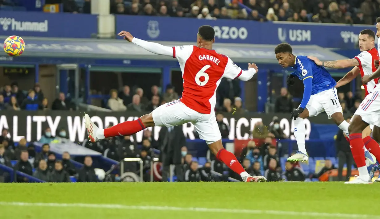 Sepakan keras striker Everton, Demarai Gray (kedua dari kanan) ke gawang Arsenal pada menit ke-13 masih melambung di atas mistar gawang Arsenal. (AP/Jon Super)